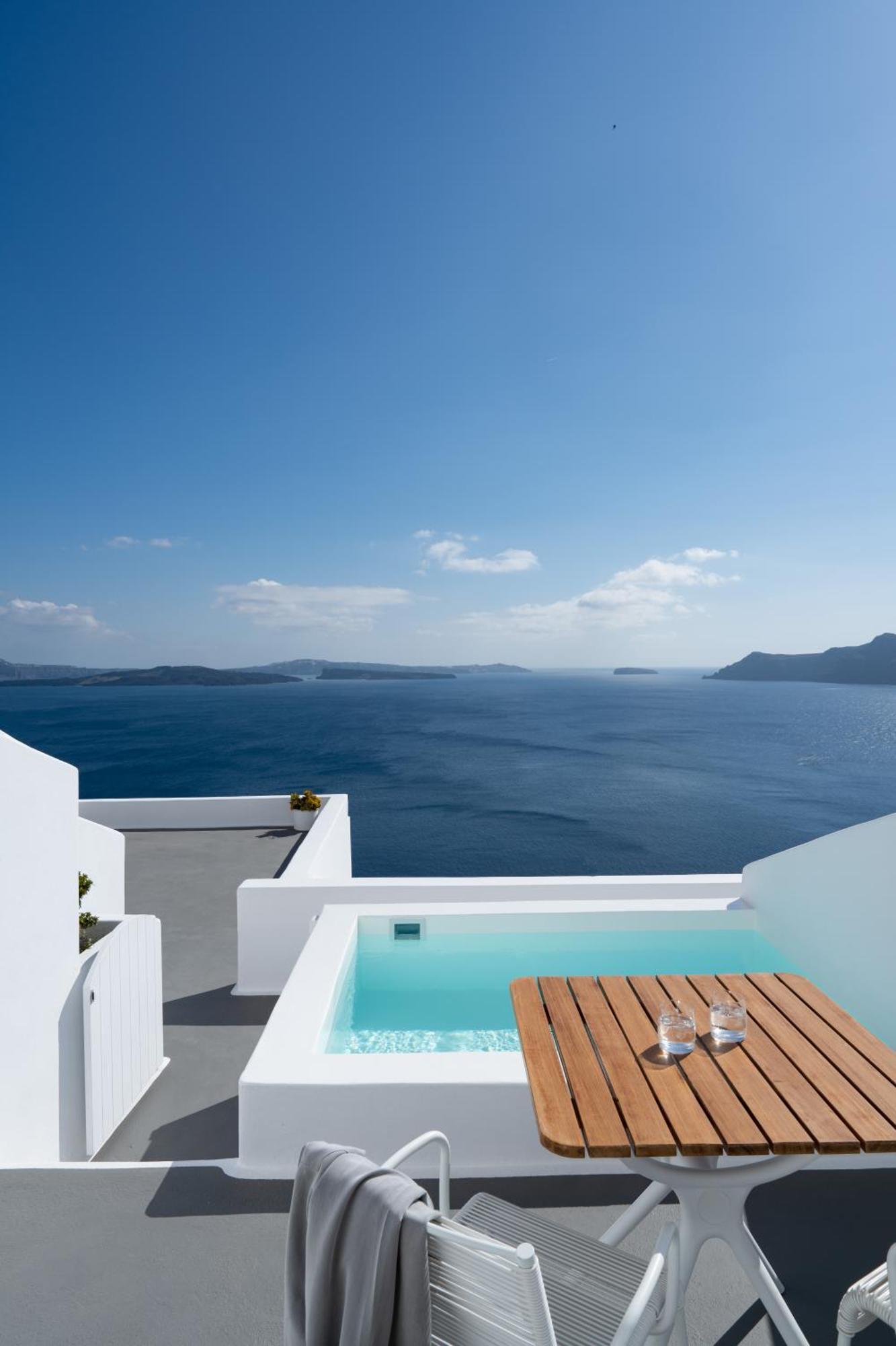 2 Boutique Hotels in Oia Caldera Worth Booking