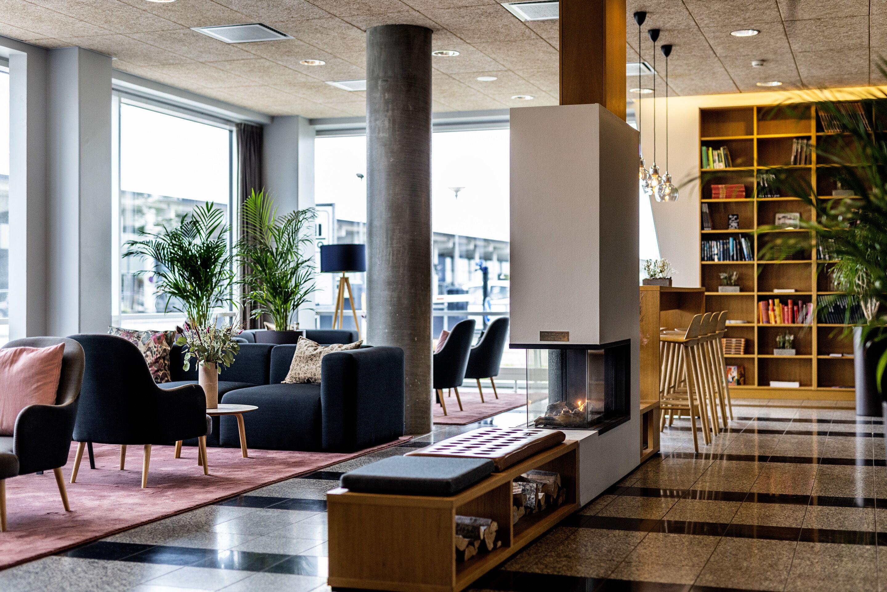 Staying Near Capella Play: 2 Family Hotels Compared