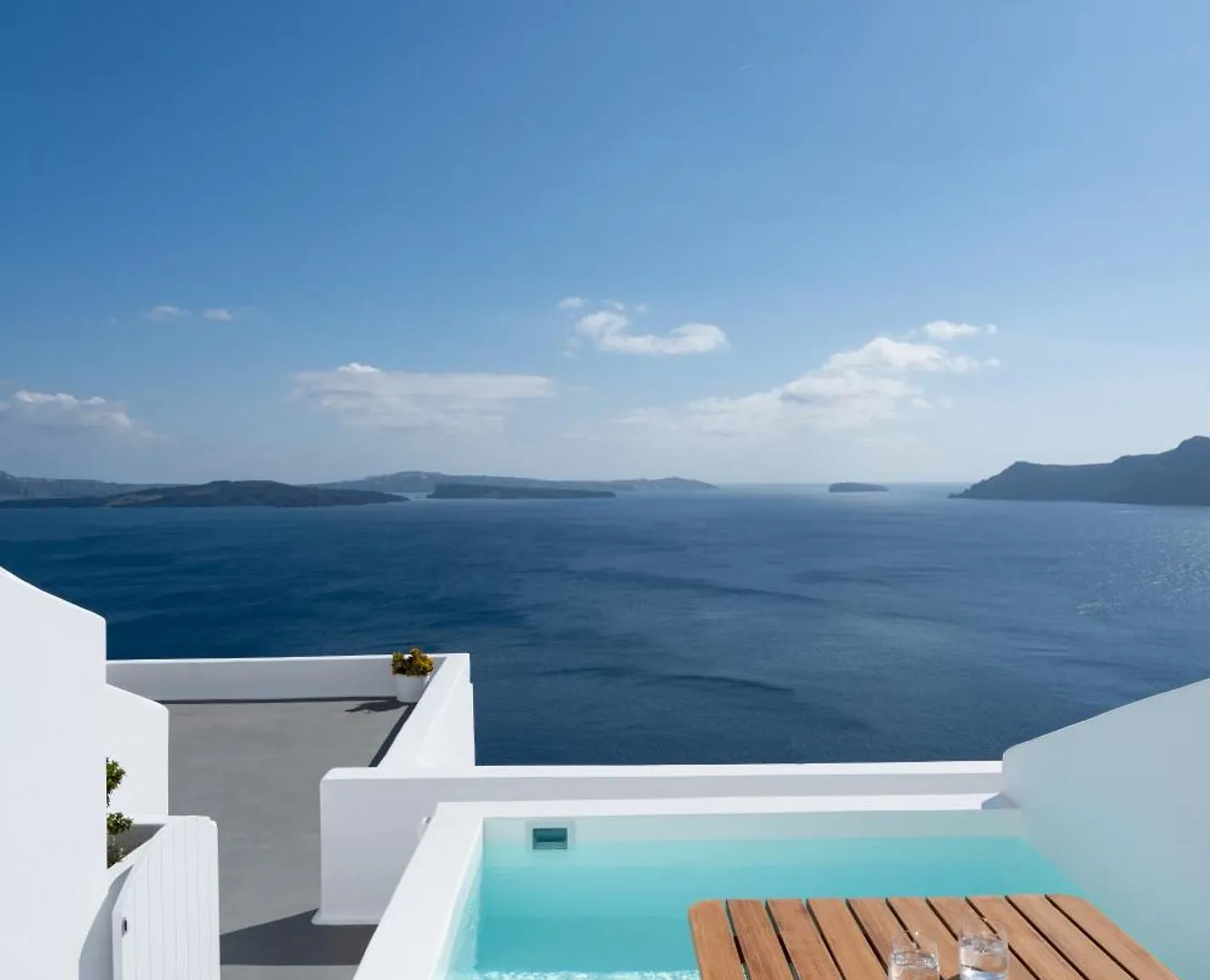 2 Boutique Hotels in Oia Caldera Worth Booking