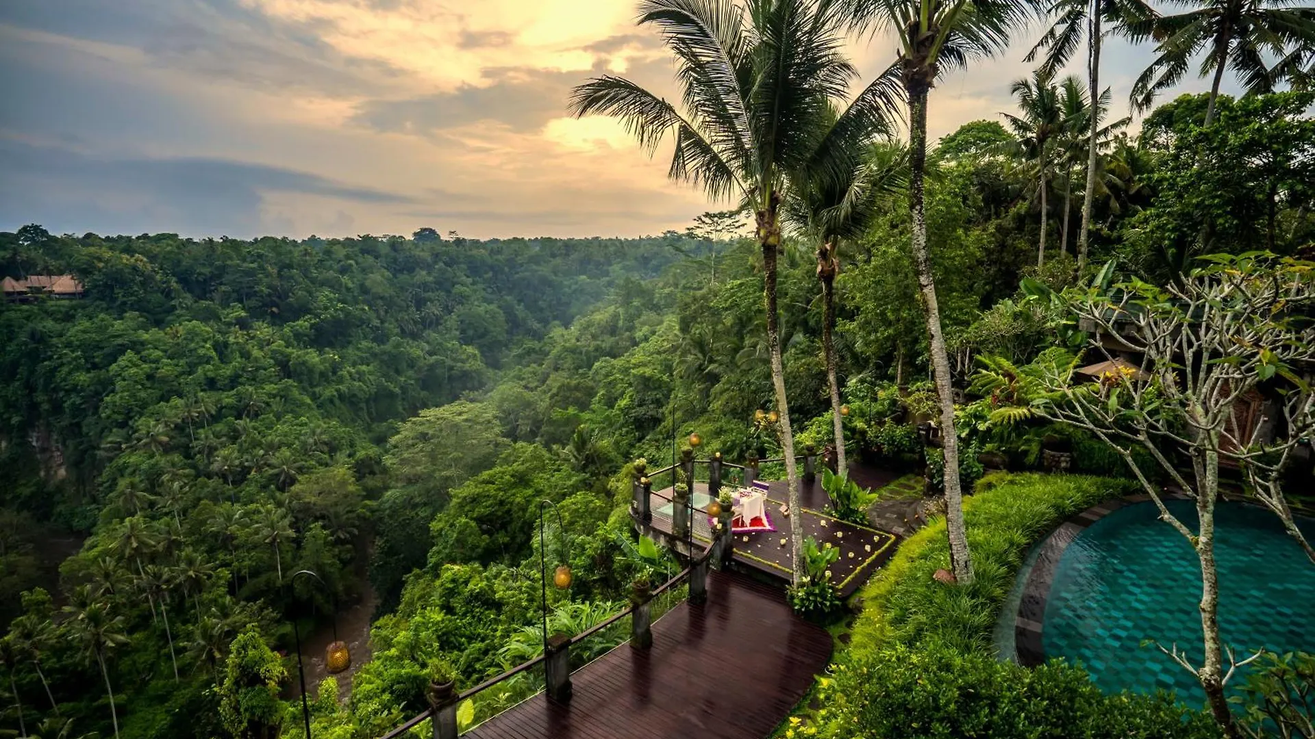 2 Resorts in Kedewatan That Deliver on the Valley Views