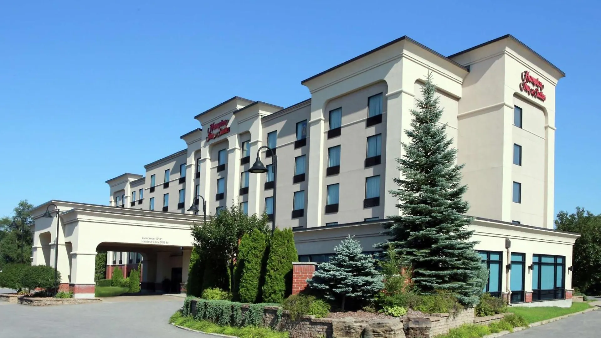 2 Top-Rated Business Hotels Close to Laurentian Lanes