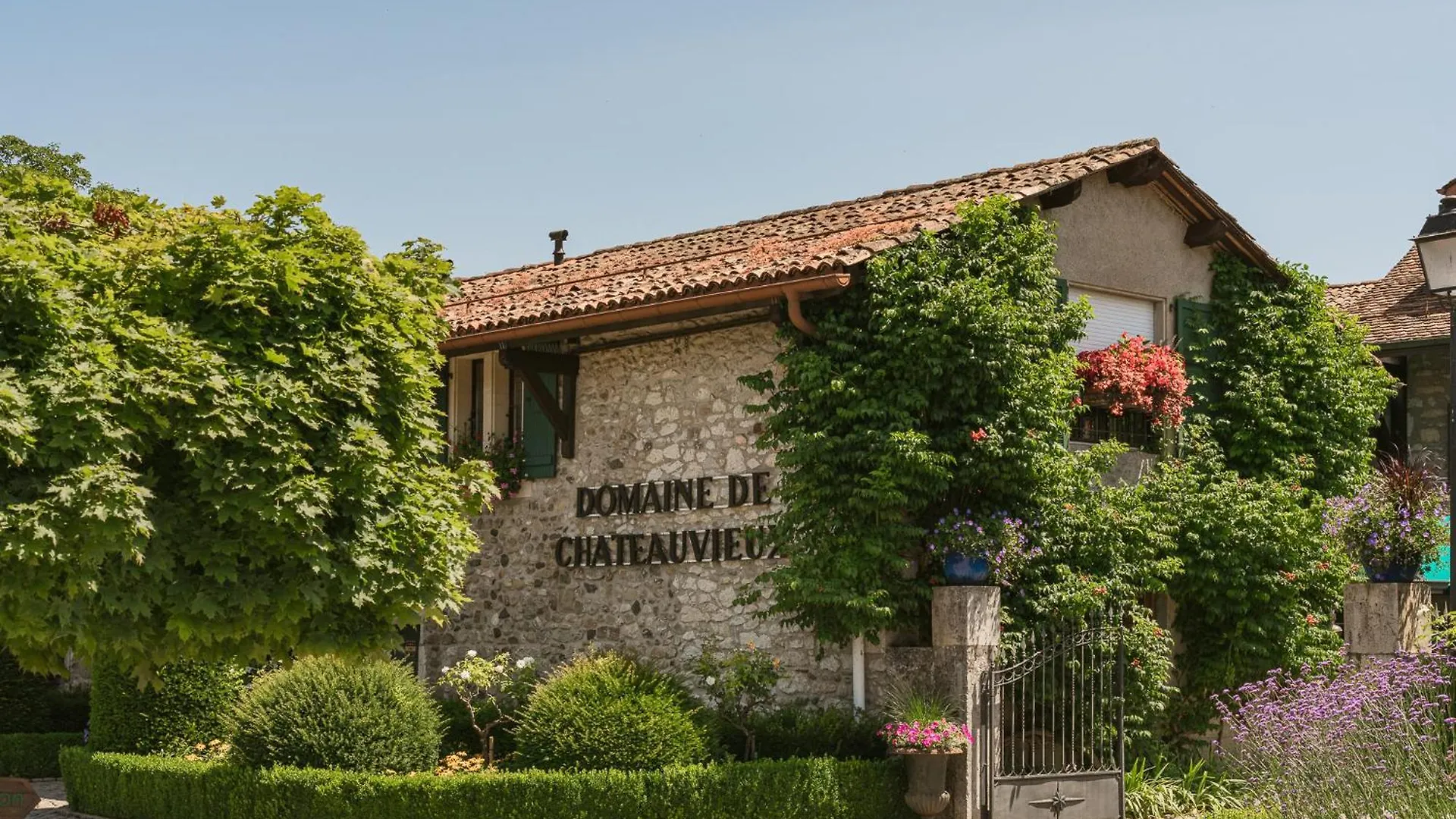 2 Airport Hotels Close to Rousseau Island in Geneva