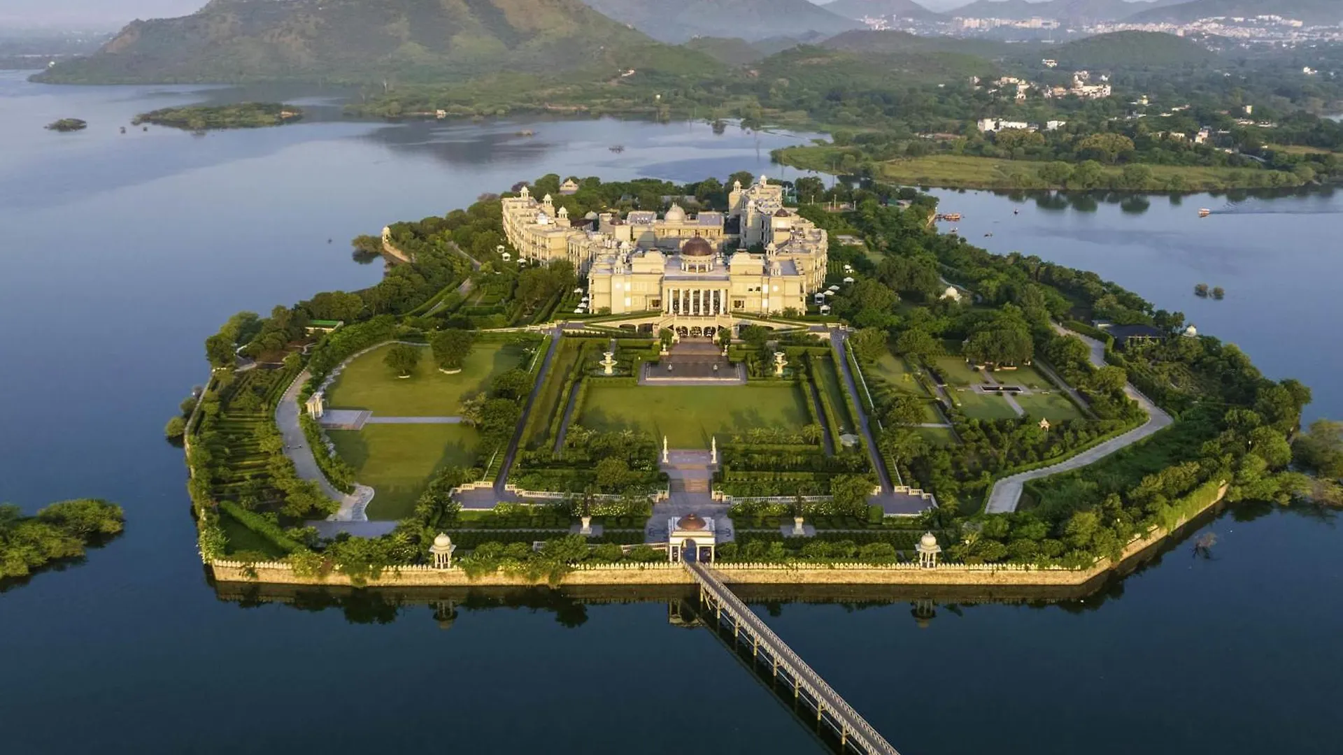 Staying in Udaipur: 4 Five-Star Hotels Compared