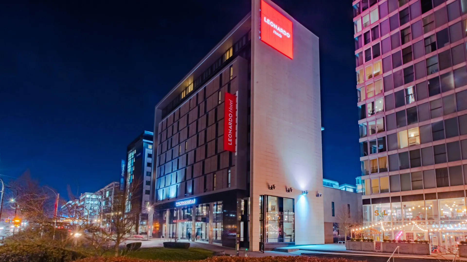 4 Top-Rated Luxury Hotels Close to The Party Playbus