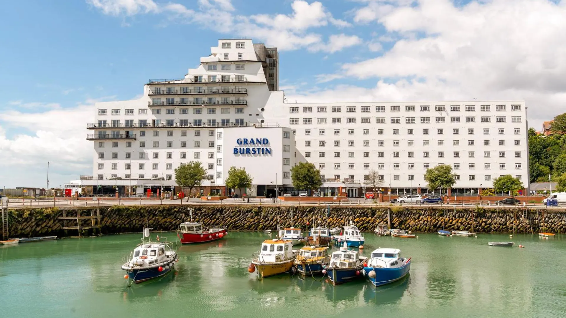 4 Smart Couple Hotels Near Etchinghill Golf Club Worth Booking
