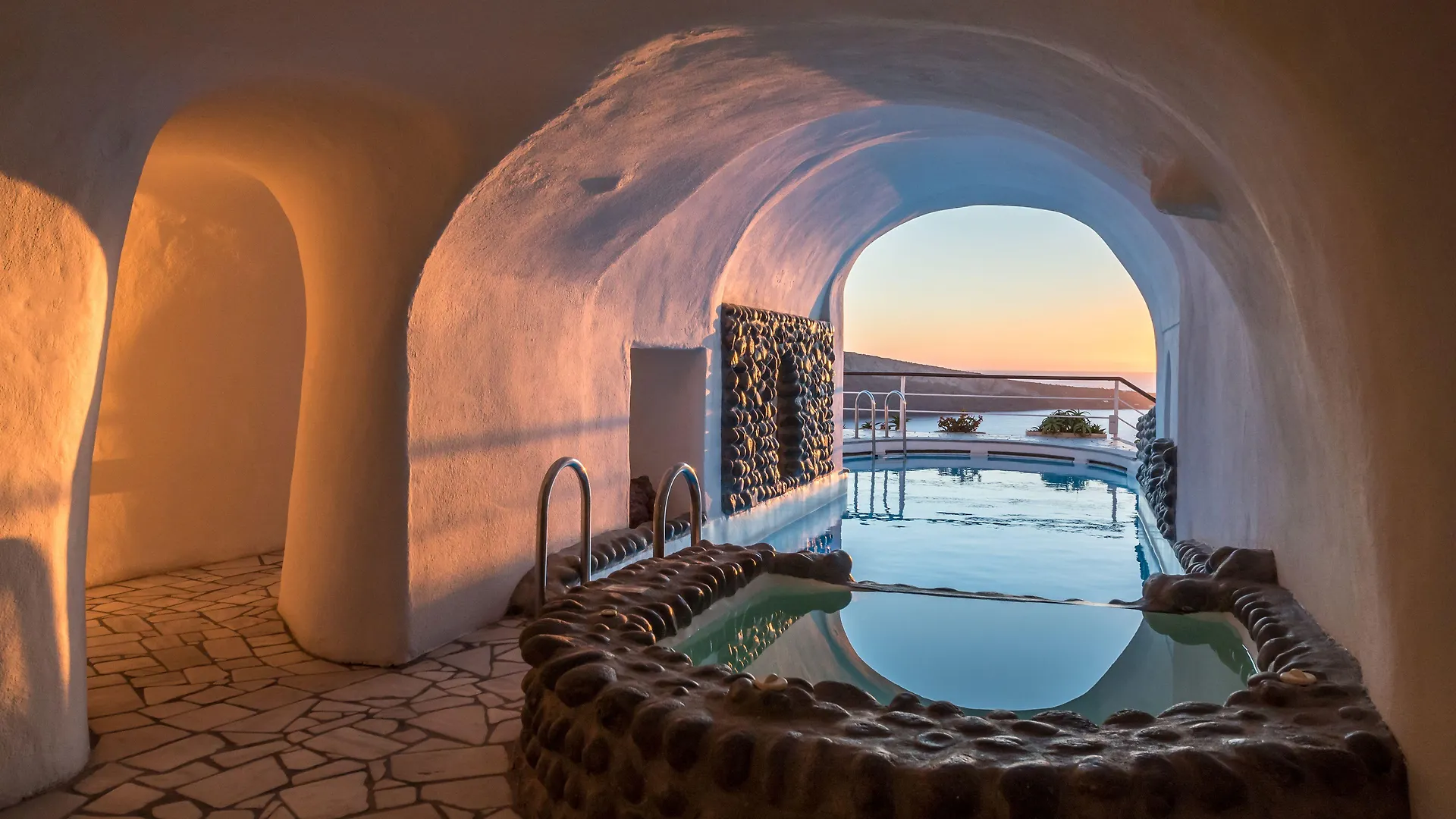 4 Top-Rated Central Hotels in Oia Caldera, Santorini