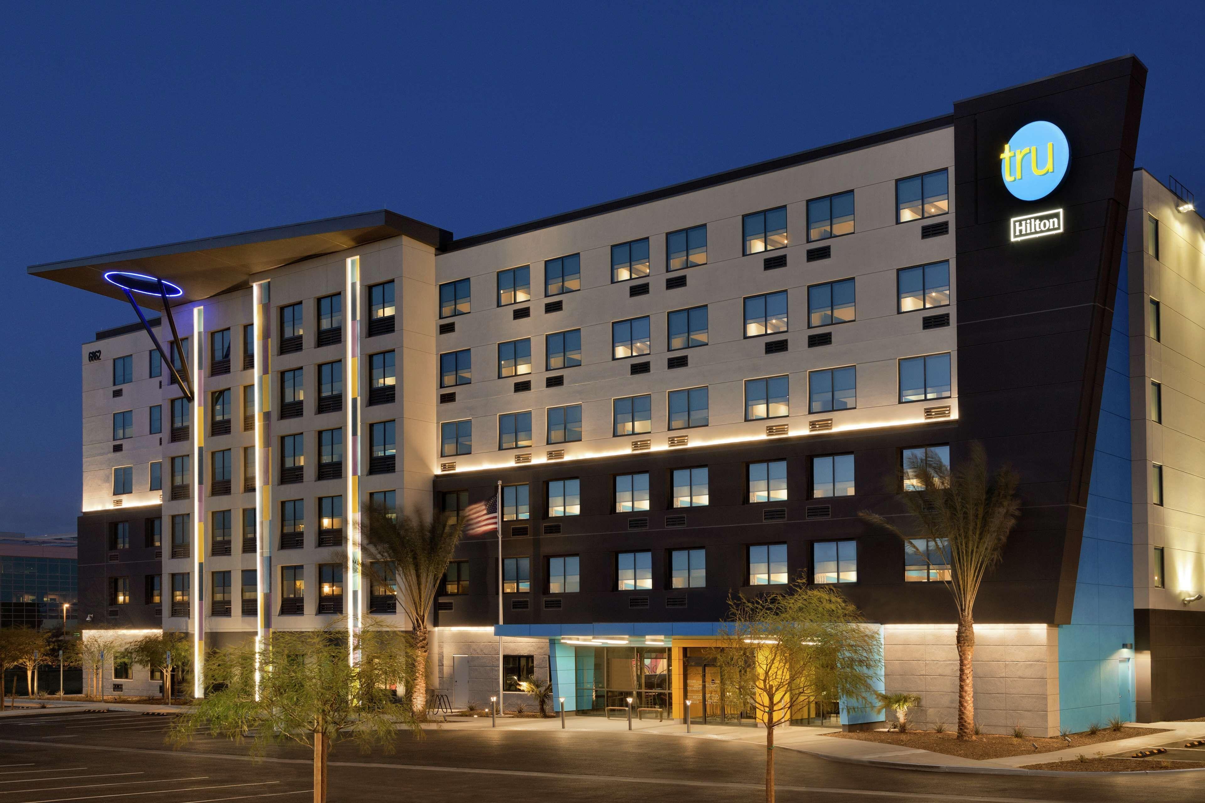 South Las Vegas Strip: 6 Airport Hotels Compared