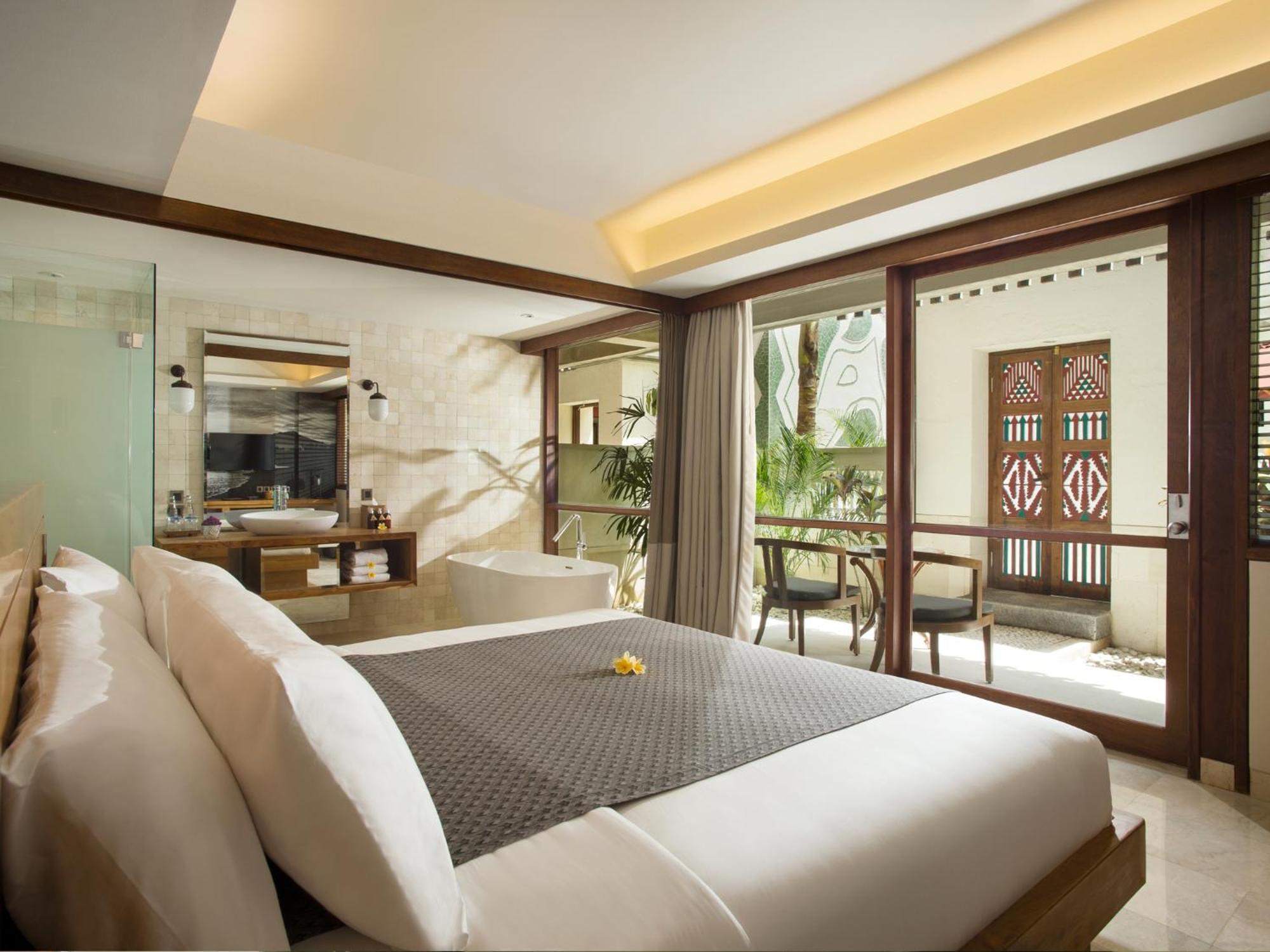 4 Romantic Hotels in Kartika Plaza That Couples Actually Pick