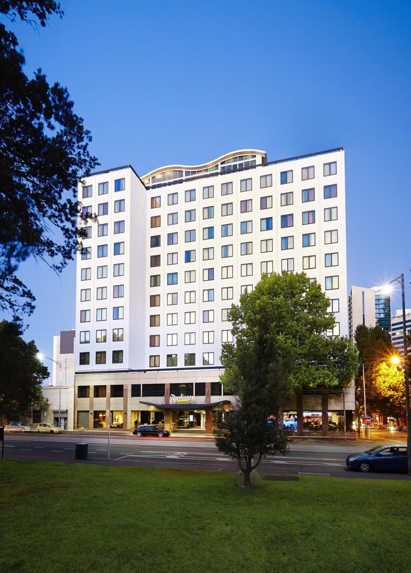 Staying In Melbourne CBD: 5 Family Hotels Compared